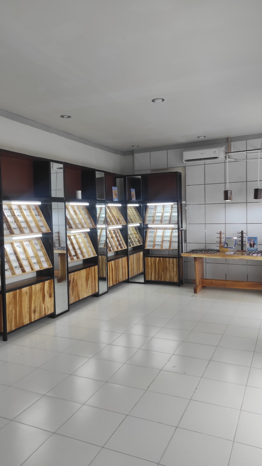 Optik B. Riski Prambanan